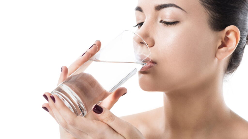 Mude sua vida bebendo 500ml de água logo após acordar