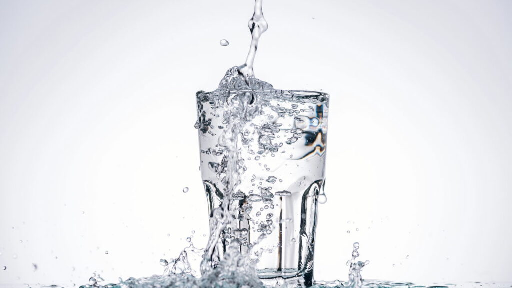 Mude sua vida bebendo 500ml de água logo após acordar