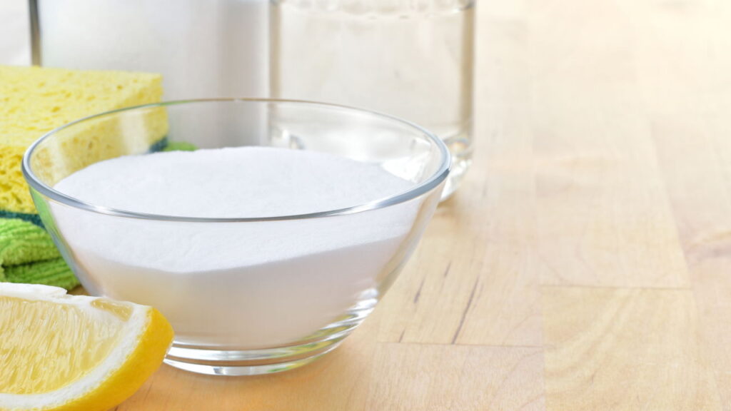 Qual é o propósito de jogar sal e bicarbonato de sódio no vaso sanitário