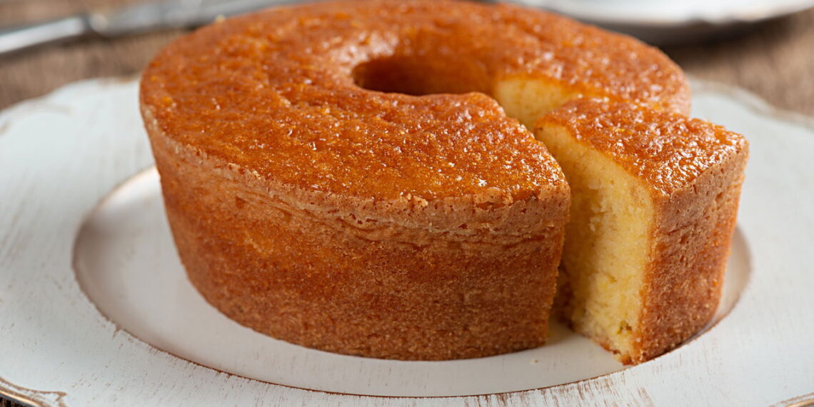 Sem glúten e com amora: aprenda a fazer um bolo de milho delicioso e fácil de preparar