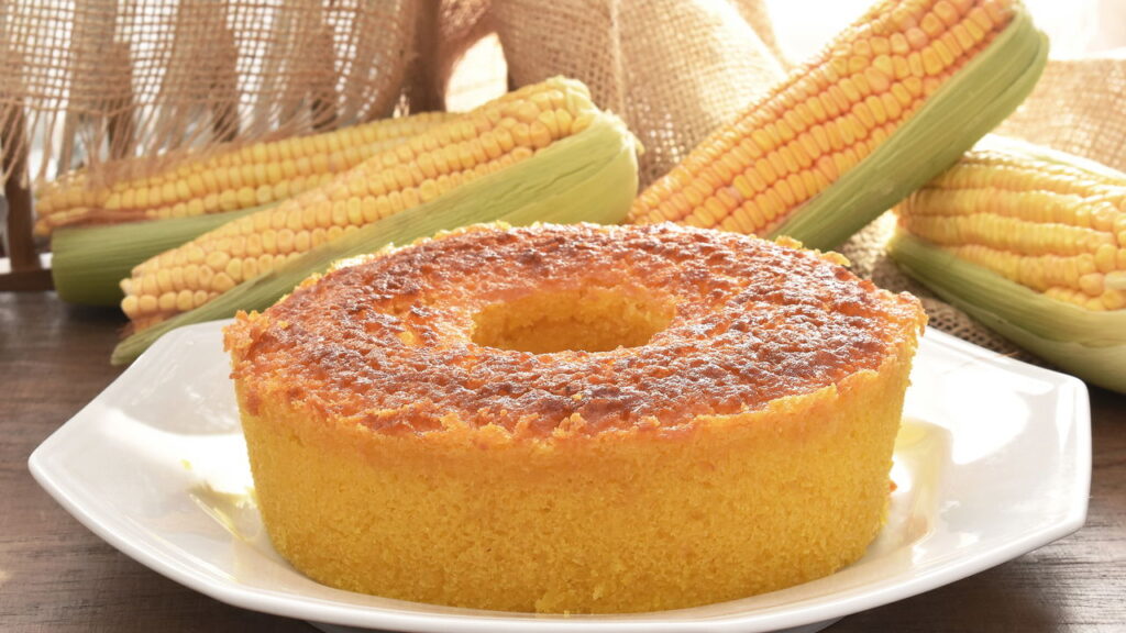 Bolo de milho fofinho sem ovo e sem leite: receita prática e irresistível