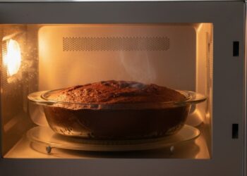 Como preparar um bolo grande e fofinho usando apenas o micro-ondas