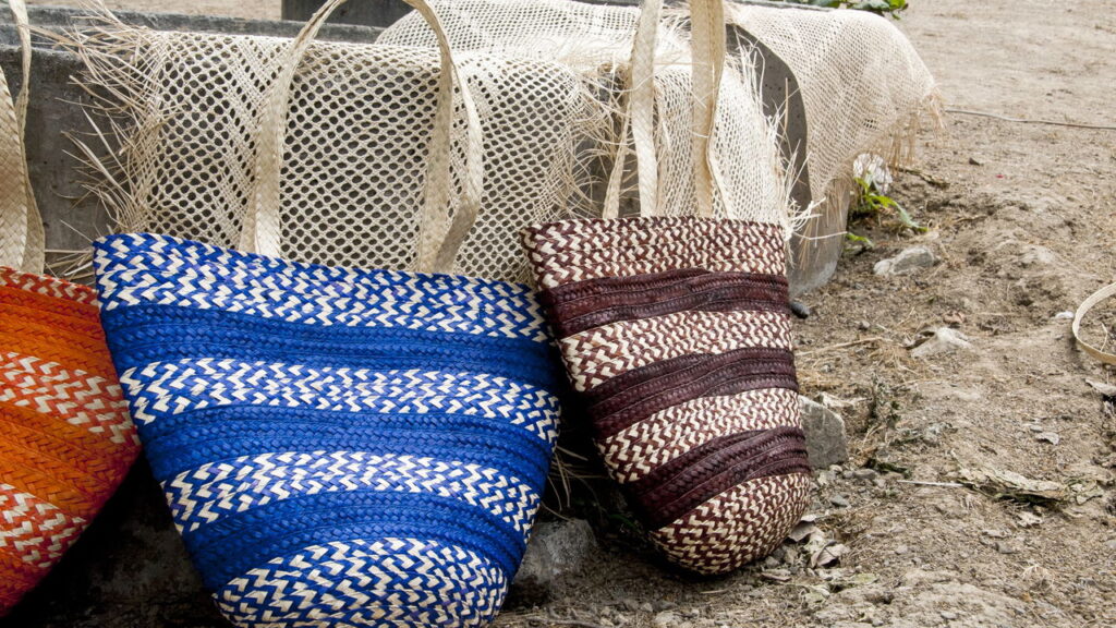 Bolsa feita à mão com crochê pode virar renda extra com estilo e personalidade