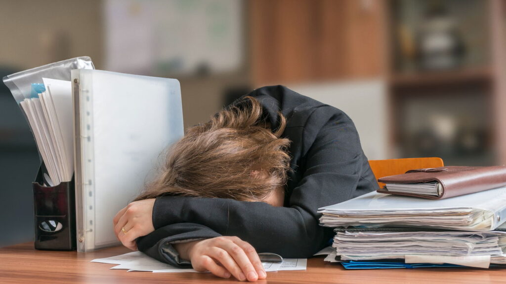Estrategias para combater o burnout através de conexões sociais segundo a psicologia