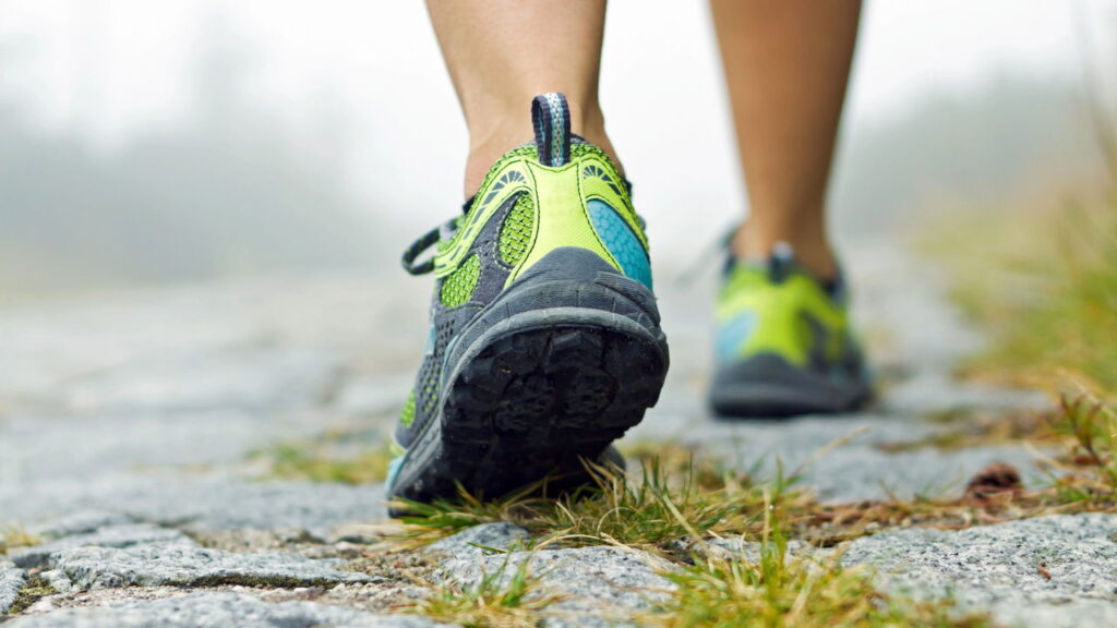 Caminhadas diárias estimulando a vitalidade e o gasto calórico