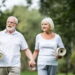 Caminhar é muito bom a partir dos 60 anos, mas especialistas recomendam praticar esse exercício