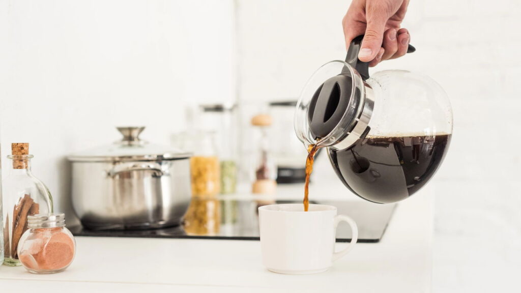 Esse passo a passo deixa sua cafeteira livre de resíduos e germes
