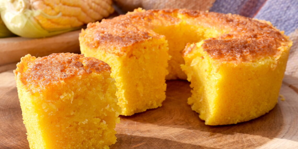 Bolo de milho fofinho sem ovo e sem leite: receita prática e irresistível