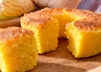 Bolo de milho fofinho sem ovo e sem leite: receita prática e irresistível