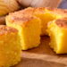 Bolo de milho fofinho sem ovo e sem leite: receita prática e irresistível