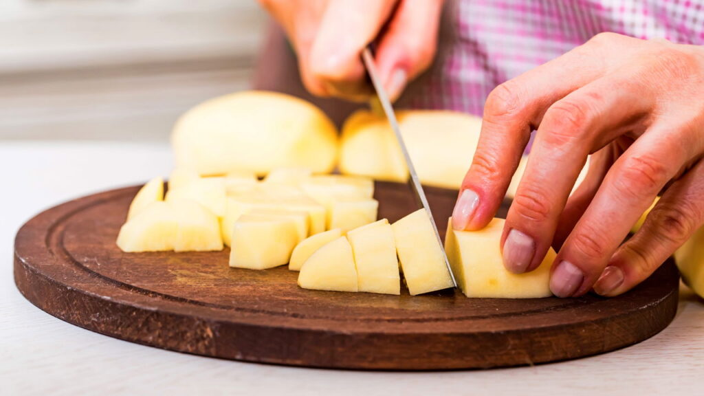 Como fazer batata chips no micro-ondas em 5 minutos com apenas 3 ingredientes