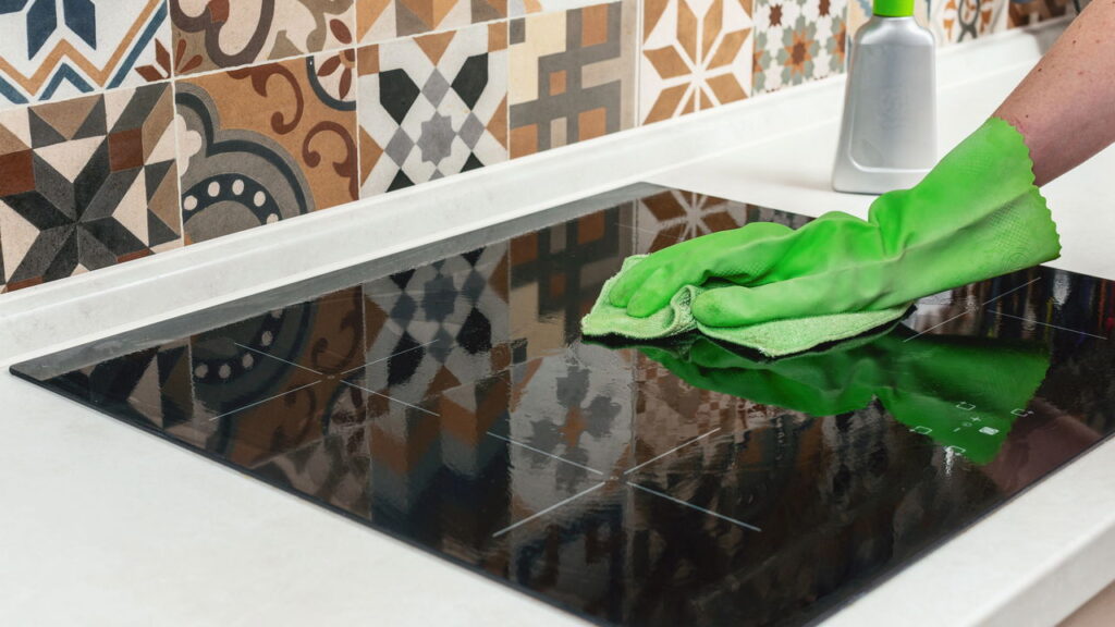 Dicas de limpeza mostram como remover gordura e manchas da cozinha com produtos básicos do dia a dia