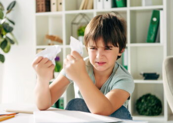A agressividade infantil pode vir desse hábito comum, segundo psicólogos