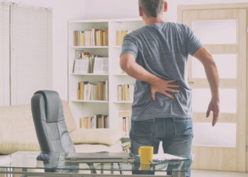 Com fisioterapia e colete ortopédico, muita gente consegue viver bem com escoliose