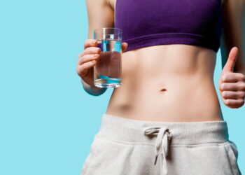 A receita de Água Detox que desincha o abdômen e ajuda a queimar gordura