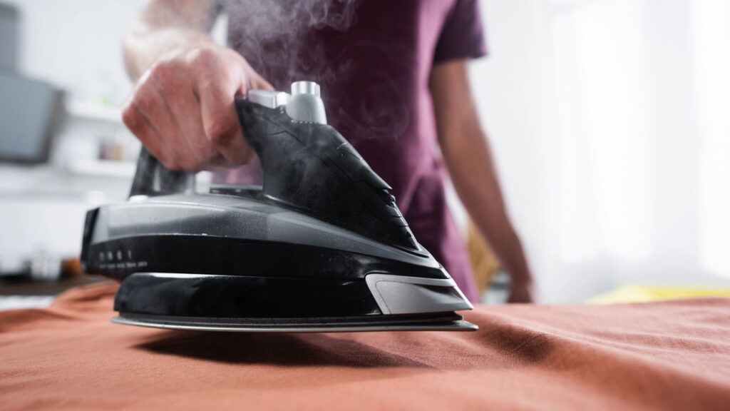 Como limpar um ferro com uma base queimada? O método que o torna suave novamente