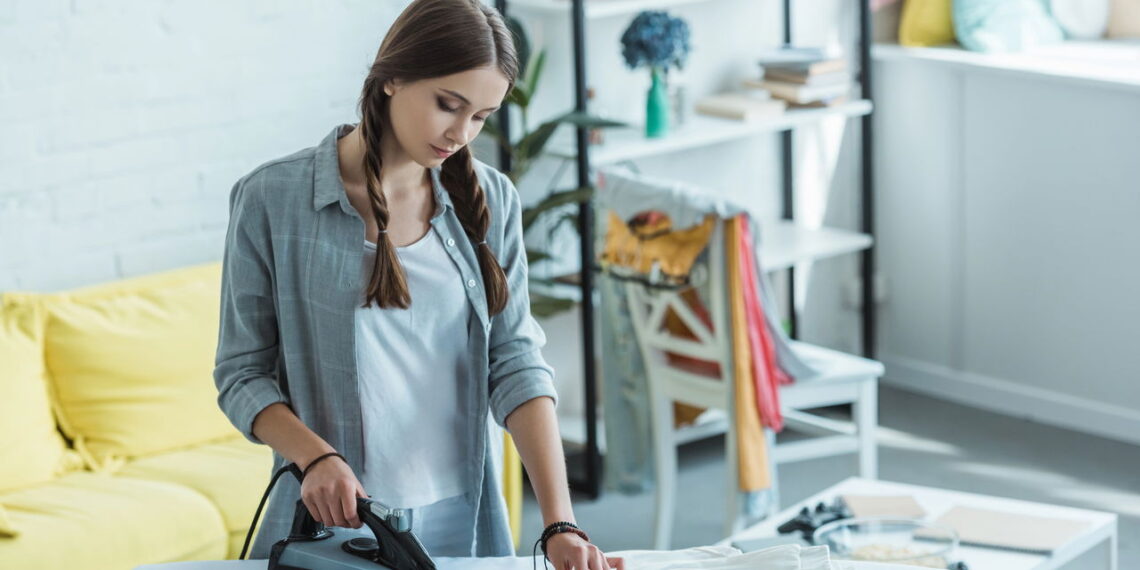 Como eliminar cheiros de roupa com o ferro sem lavar nem molhar