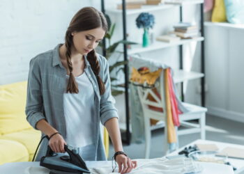 Como eliminar cheiros de roupa com o ferro sem lavar nem molhar