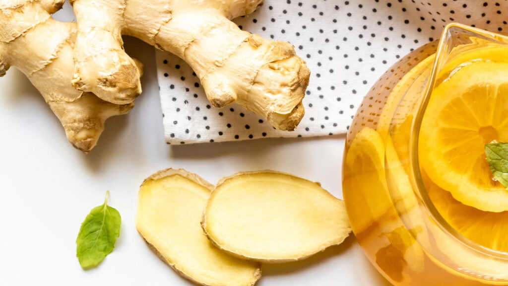 Receita de água saborizada com hortelã e gengibre que ajuda na digestão e dá mais energia