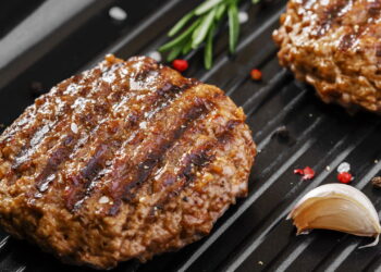 Hambúrguer caseiro pronto em 12 minutos sem fritura