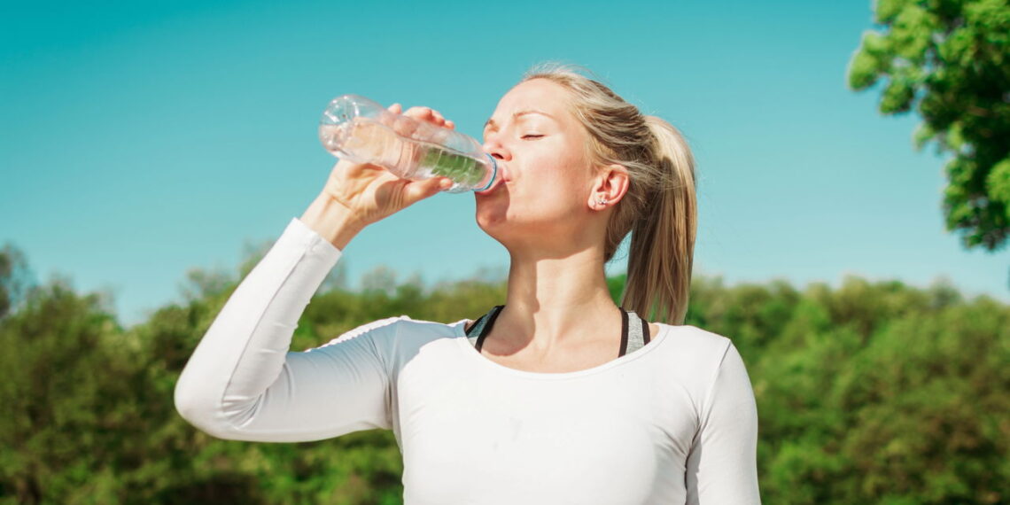 Benefícios da hidratação inteligente para a vitalidade da pele segundo nutricionistas