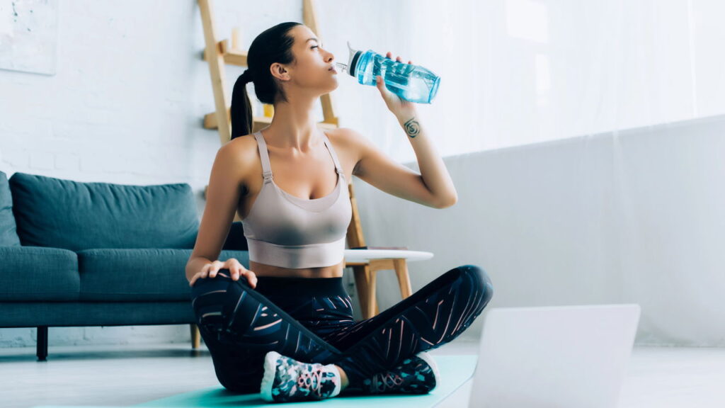 Benefícios da hidratação inteligente para a vitalidade da pele segundo nutricionistas