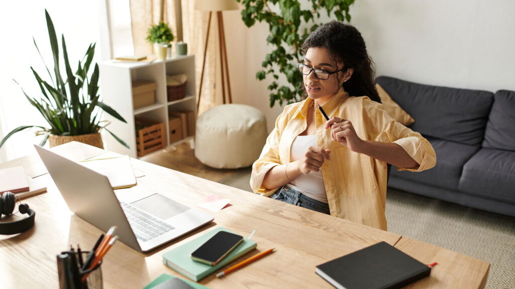 Pequenas mudanças no home office ajudam a prevenir dor e aumentar o foco