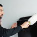 Como limpar a tela da sua TV sem deixar manchas e impressões digitais