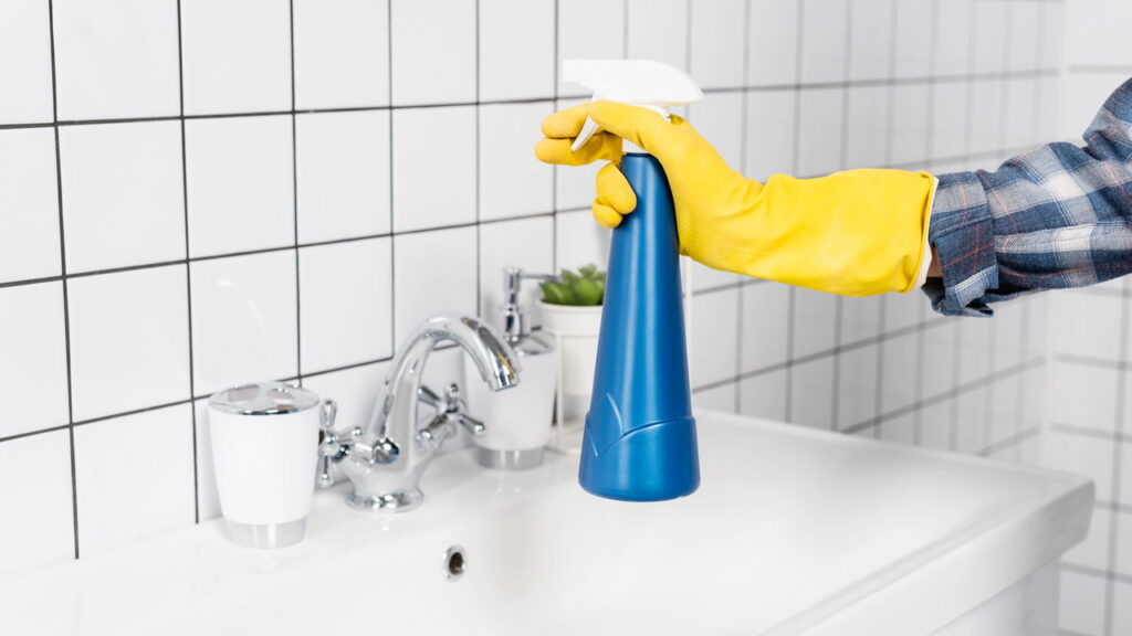 Nem esponja, nem escova: esse truque limpa azulejos encardidos em minutos