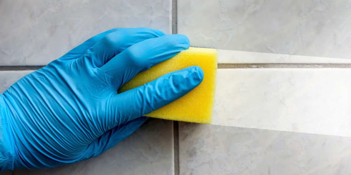 Nem esponja, nem escova: esse truque limpa azulejos encardidos em minutos