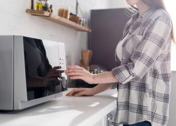 Essa tecla do micro-ondas é pouco usada, mas pode facilitar sua rotina