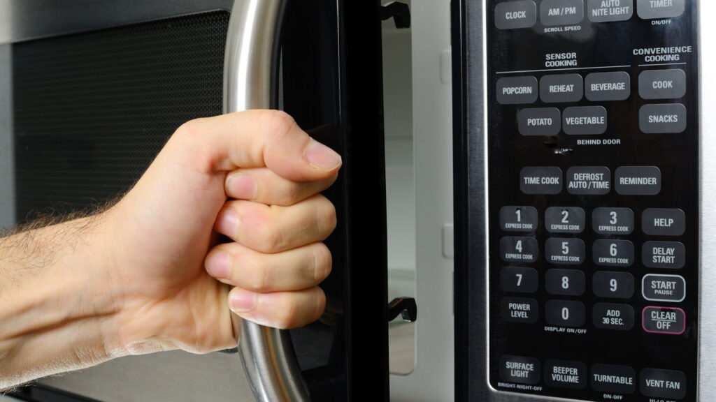 Um minuto no micro-ondas pode mudar a higiene da sua casa

