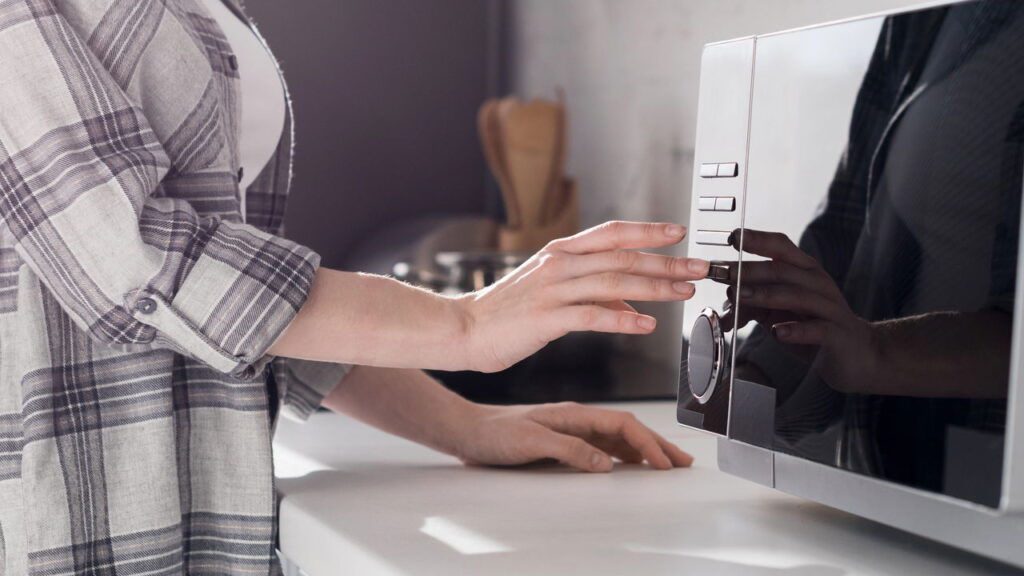 Você pode silenciar o som do micro-ondas de forma simples e rápido