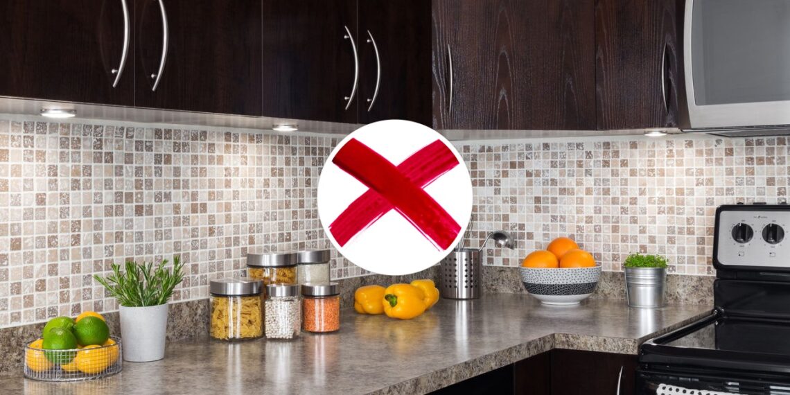 Adeus aos azulejos: a nova tendência no revestimento da cozinha em 2025