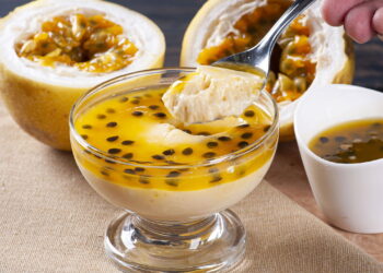 Esta mousse de maracujá fica cremosa e pronta mais rápido do que você imagina