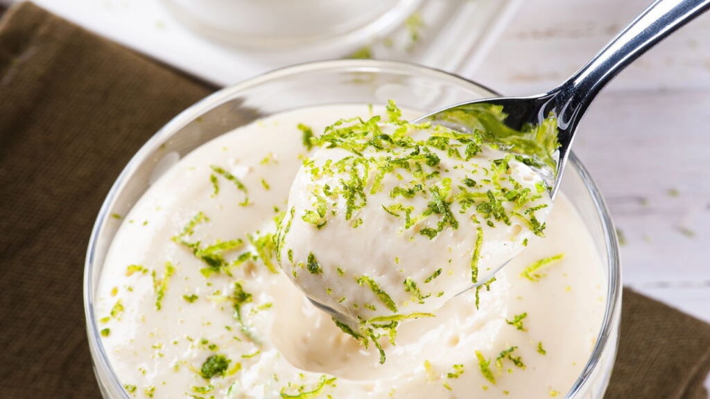 Essa receita de mousse de limão fit fica pronta em 1 minuto e é sem açúcar