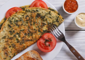 Omelete saudável de espinafre no liquidificador: sem farinha, light e pronto em 5 minutos