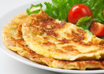 Truque para a omelete ficar fofa, grossa, crocante por fora e macia por dentro na panela