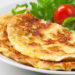 Truque para a omelete ficar fofa, grossa, crocante por fora e macia por dentro na panela