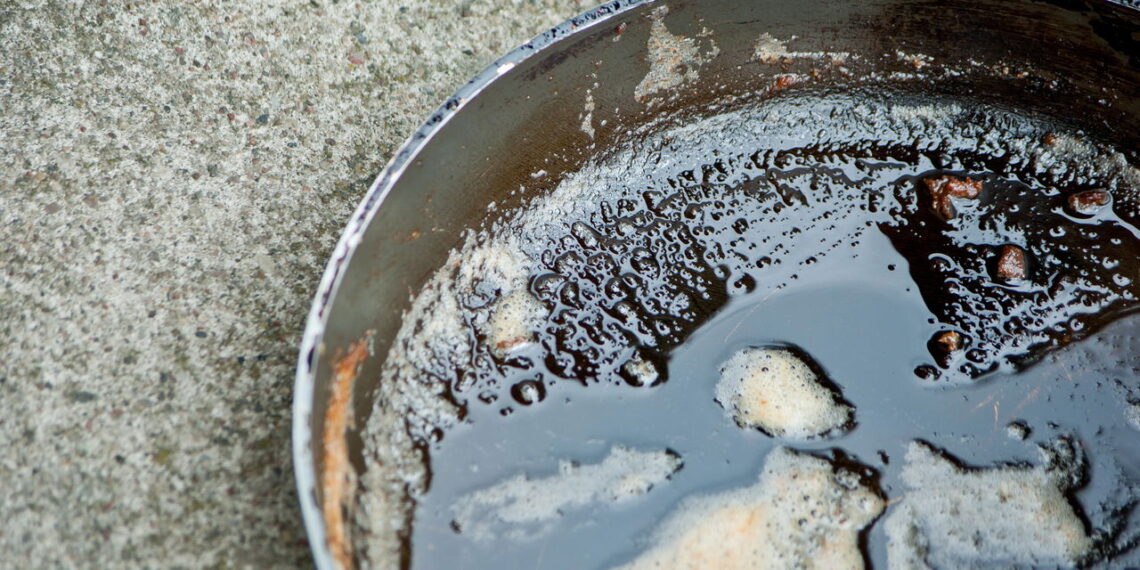 Nem sabão líquido, nem detergente: esse ingrediente limpa panelas engorduradas