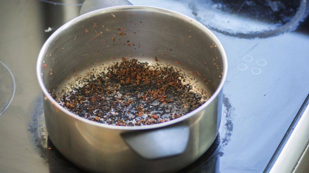 Nem sabão líquido, nem detergente: esse ingrediente limpa panelas queimadas