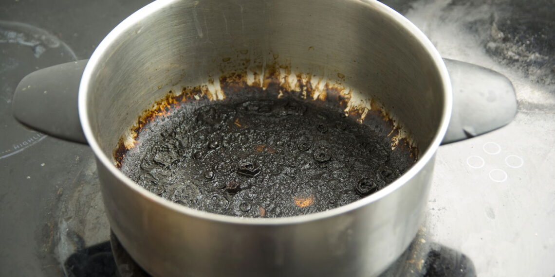 Nem sabão líquido, nem detergente: esse ingrediente limpa panelas queimadas
