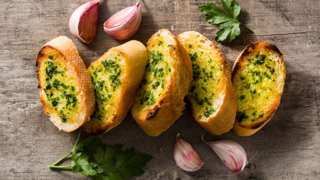 Esse pão de alho cremoso de micro-ondas vai mudar seus lanches
