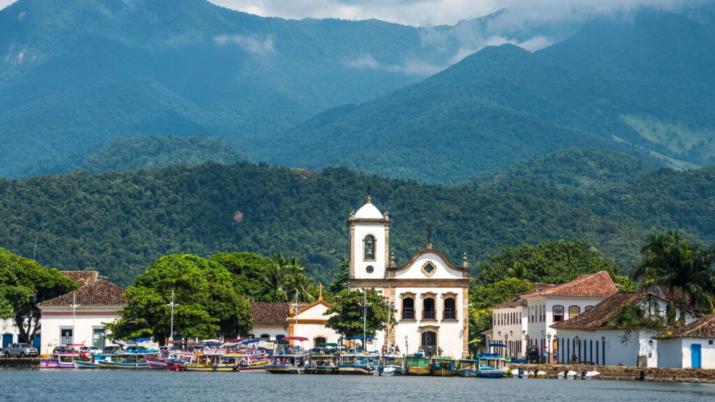 Cidade no litoral do Rio mistura praias, cachoeiras e ruas coloniais