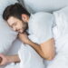 Dor que atrapalha o sono pode estar vindo do seu jeito de dormir