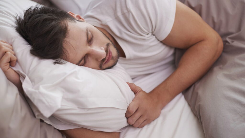 Dor que atrapalha o sono pode estar vindo do seu jeito de dormir
