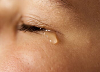 O que significa quando uma pessoa chora facilmente segundo a psicologia