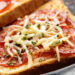 Poucos ingredientes e alguns minutos no micro-ondas fazem essa pizza incrível