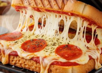 Esta pizza de sanduicheira é perfeita para o seu café da manhã e fica pronta em 10 minutos