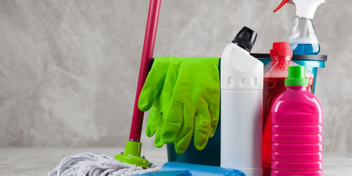 Essa mistura natural limpa pia, bancada e ainda deixa cheiro fresco na casa